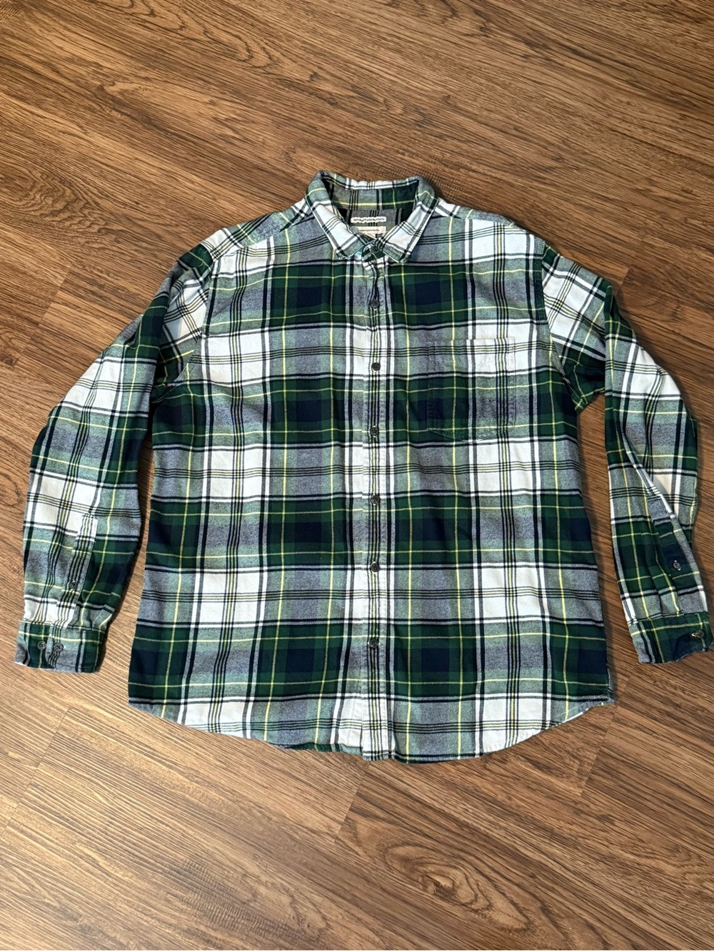 Amazon Essentials Green and White Plaid Flannel Button-Down Shirt in Size XL